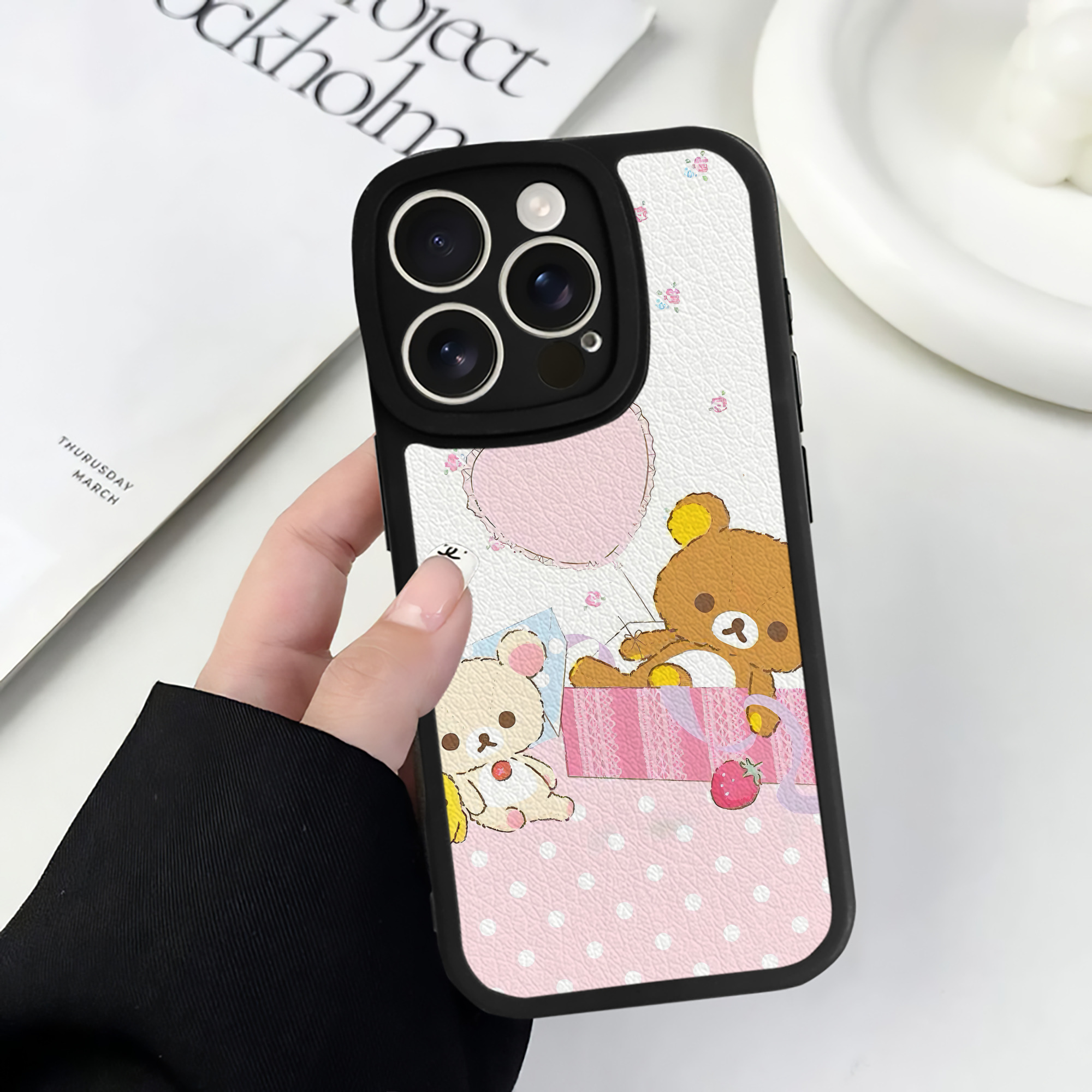 （画像用） リラックマ リラックマ キイロイトリ Rilakkuma Korilakkuma Kiiroitori 【iPhone 16シリーズ対応】シリコンスマホケース（レザー調） 材質：シリコン